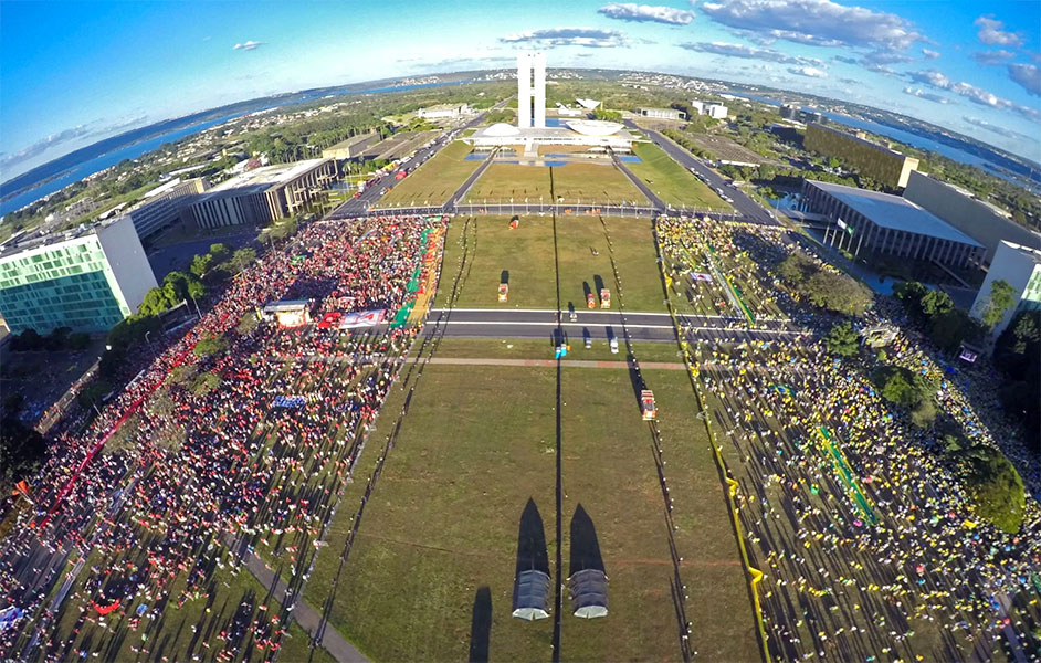 Democracia em vertigem